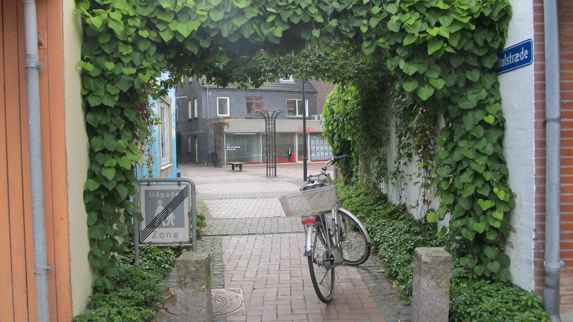"Pistopstræde- passagen" mellem Nørregade og via "Strygejernet" til Storegade, er som "Hansens Passage" et godt eksempel på smøge eller "slippe" der er karakteristisk for Bramming.